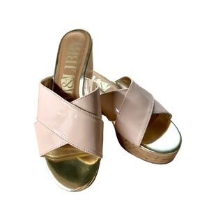 SAM&LIBBY, BEIGE PATENT,WEDGE SANDAL. CROSSOVER STRAPS ON A GOLDTRIMMED FOOTBED.